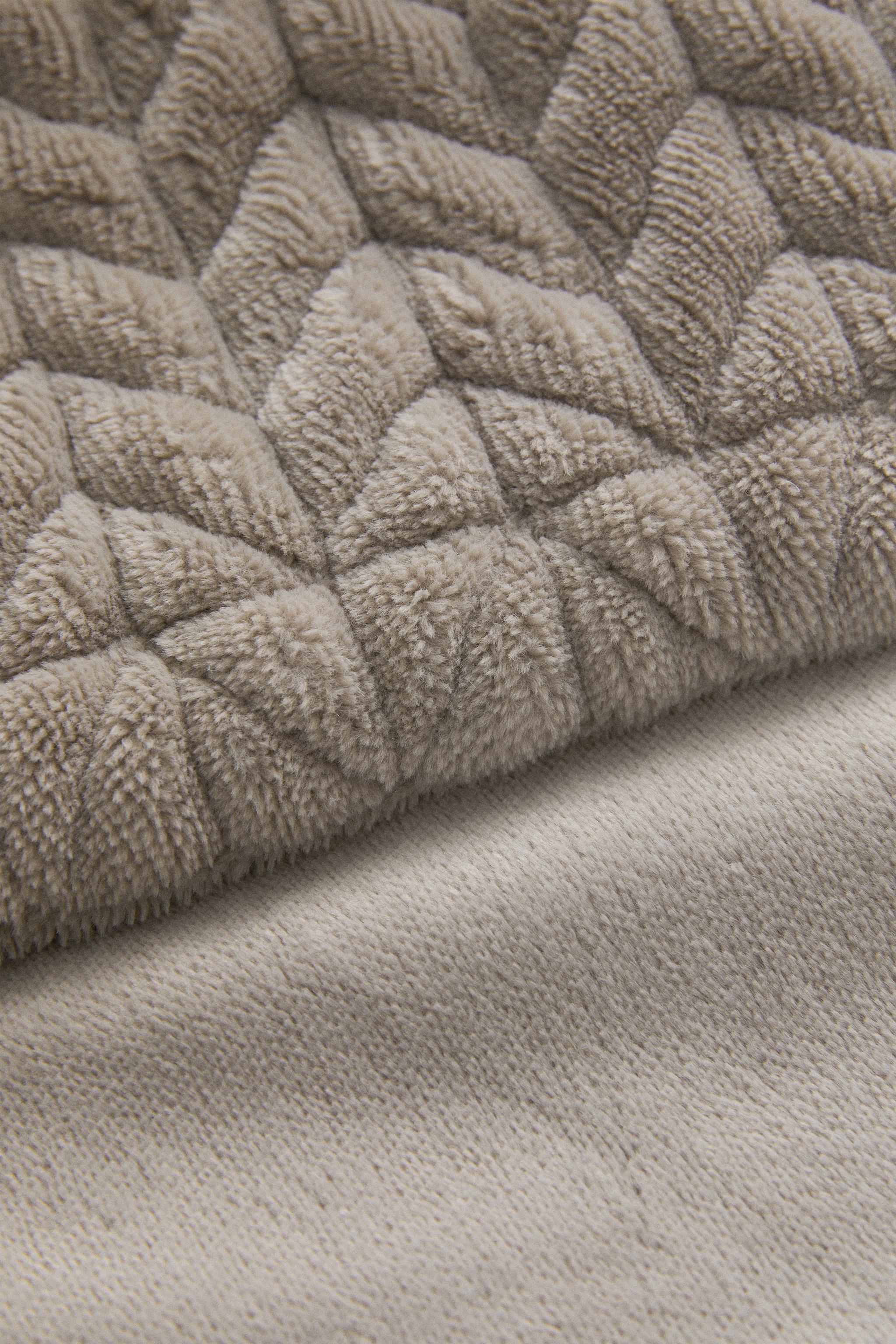 TEXTURED FLEECE BLANKET
